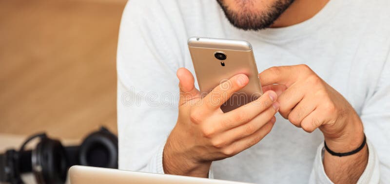 Mann, der sein intelligentes Telefon betrachtet stockfotos Mann, der sein intelligentes Telefon betrachtet stockfotos