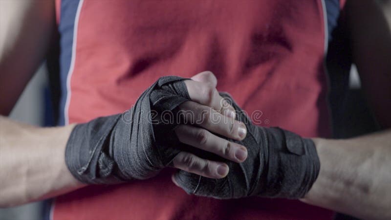 Mann, der seine Fäuste vor einem Kampf biegt Nahaufnahme von Seilen eines jungen thailändischen Boxerhandhanfs werden vor dem Kam stockfotos Mann, der seine Fäuste vor einem Kampf biegt Nahaufnahme von Seilen eines jungen thailändischen Boxerhandhanfs werden vor dem Kam stockfotos