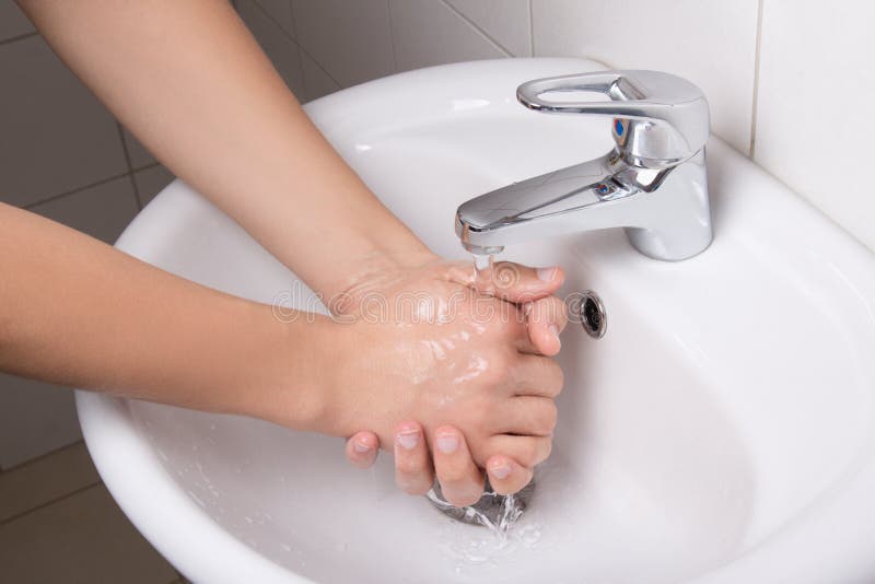 Mann, der seine Hände in der Badezimmerwanne wäscht