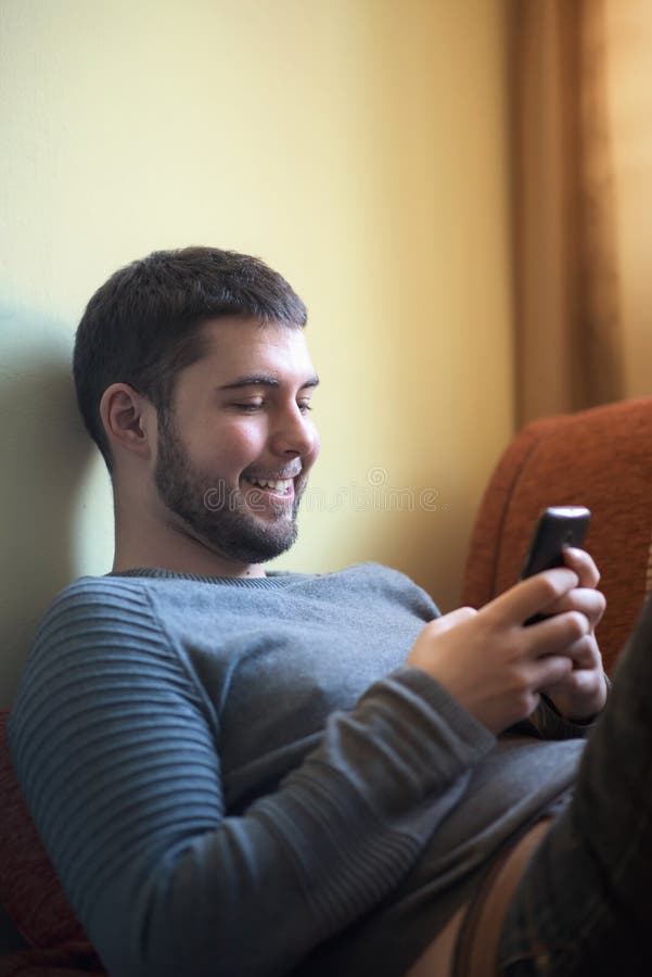 Mann, der seinen Handy verwendet lizenzfreie stockfotografie Mann, der seinen Handy verwendet lizenzfreie stockfotografie