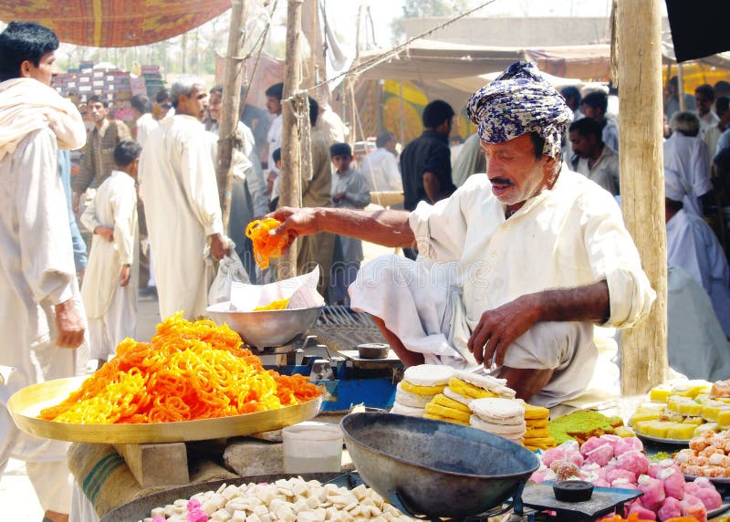 Mann, der traditionelle Bonbons verkauft