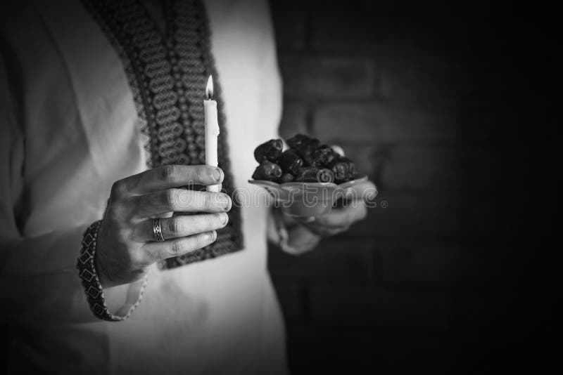 Mann, der traditionelles Ramadan-Lebensmittel nachts hält lizenzfreie stockfotografie Mann, der traditionelles Ramadan-Lebensmittel nachts hält lizenzfreie stockfotografie