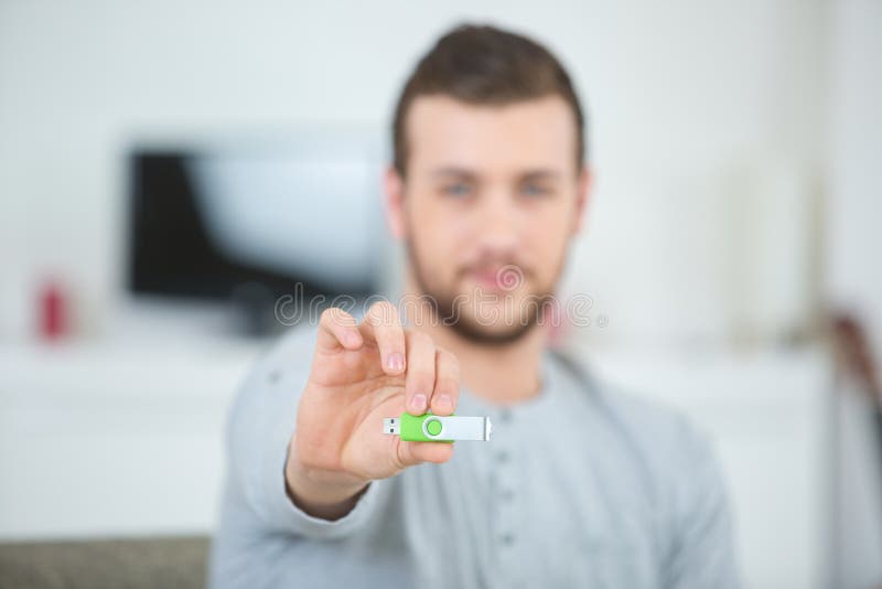 Mann, der usb-Karte hält lizenzfreie stockfotos Mann, der usb-Karte hält lizenzfreie stockfotos