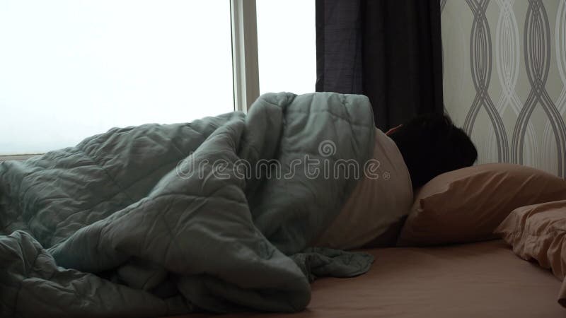 Mann, der versucht, morgens zu schlafen stock video