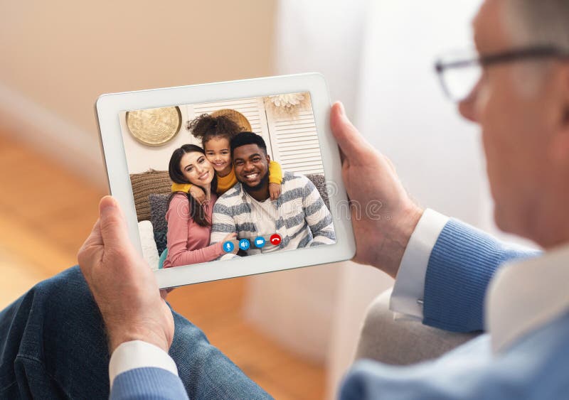 Mann, der Videokonferenz mit der Familie verwendet Smartphone macht stockfotografie