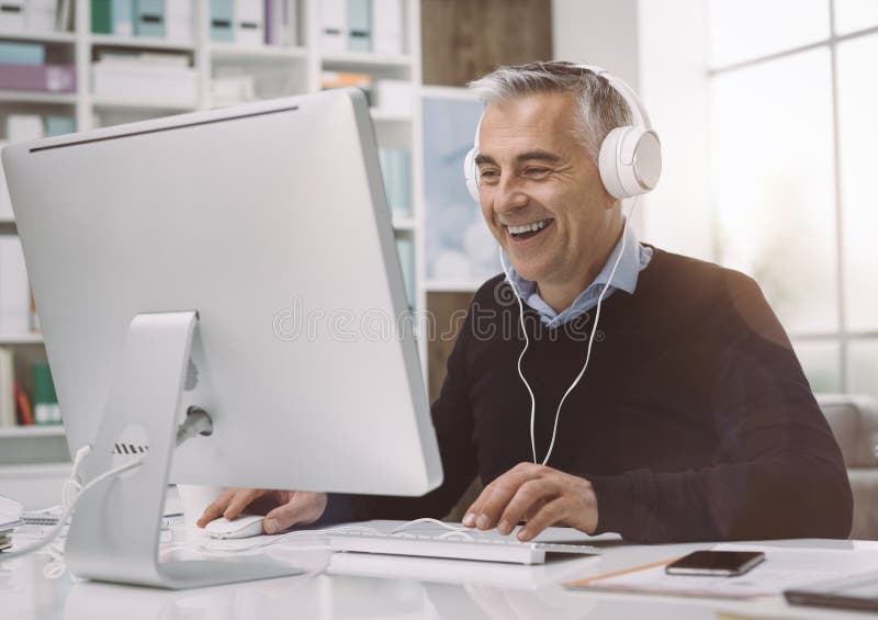 Mann, der Videos online strömend aufpasst stockfotografie Mann, der Videos online strömend aufpasst stockfotografie