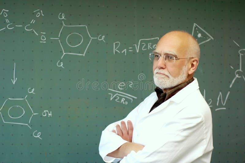 Mann, der vor einer Tafel steht lizenzfreie stockfotografie Mann, der vor einer Tafel steht lizenzfreie stockfotografie