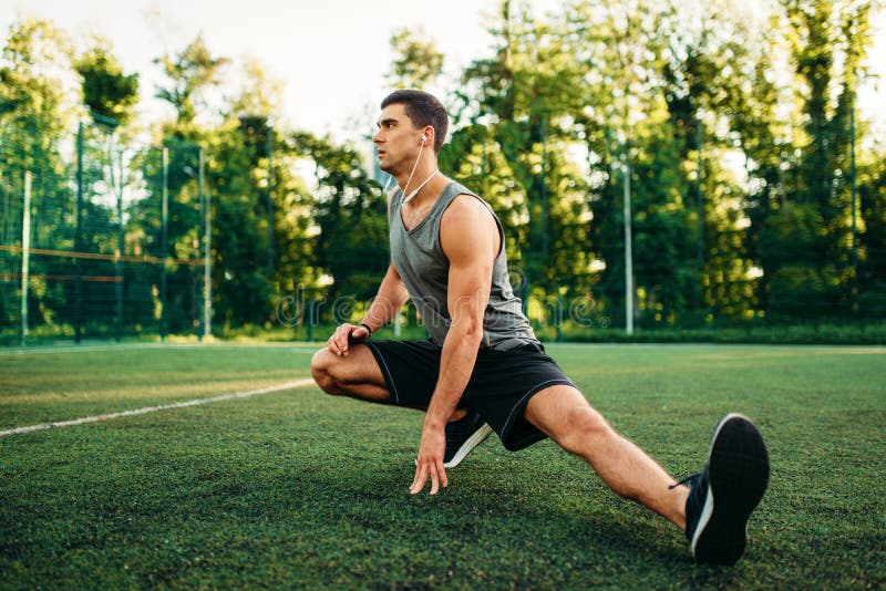 Mann, der Übung auf Training ausdehnend im Freien tut lizenzfreies stockbild Mann, der Übung auf Training ausdehnend im Freien tut lizenzfreies stockbild