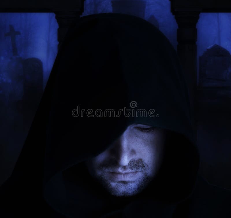 Mann in einer mittelalterlichen Haube auf einem Kirchhof lizenzfreie stockfotografie Mann in einer mittelalterlichen Haube auf einem Kirchhof lizenzfreie stockfotografie
