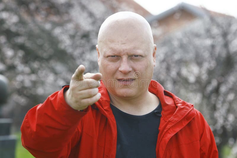 Mann in einer roten Jacke, die mit dem Finger und den Alarmen droht stockbilder Mann in einer roten Jacke, die mit dem Finger und den Alarmen droht stockbilder