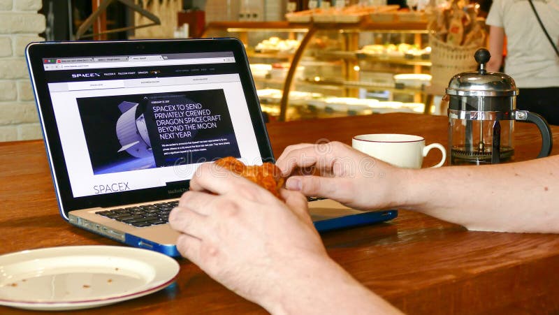 Mann erforschen Website des Raumes X auf Laptopschirm im Café stockfotos Mann erforschen Website des Raumes X auf Laptopschirm im Café stockfotos
