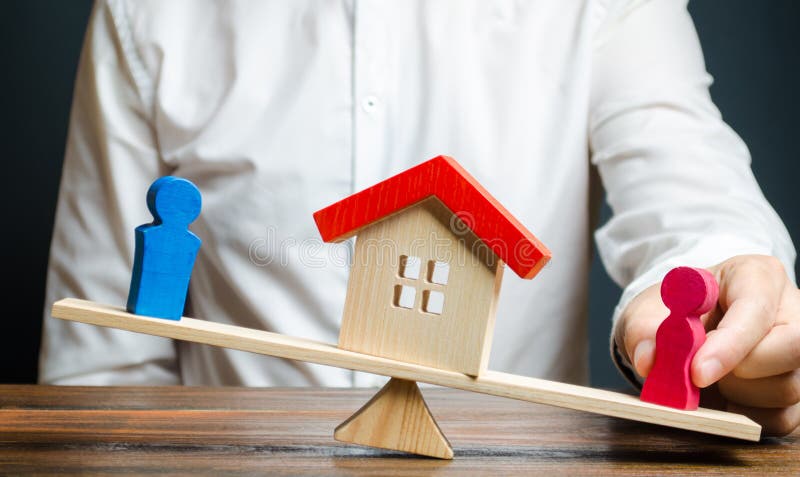 Mann fördert Frauenfiguren, die Balance der Skalen zu ihren Gunsten zu überwiegen Die Trennung des Eigentums und der Immobilien lizenzfreie stockfotos Mann fördert Frauenfiguren, die Balance der Skalen zu ihren Gunsten zu überwiegen Die Trennung des Eigentums und der Immobilien lizenzfreie stockfotos
