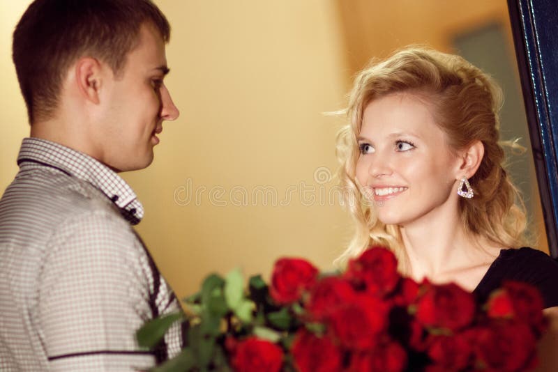 Mann gibt einem Mädchen Rosen stockfoto Mann gibt einem Mädchen Rosen stockfoto