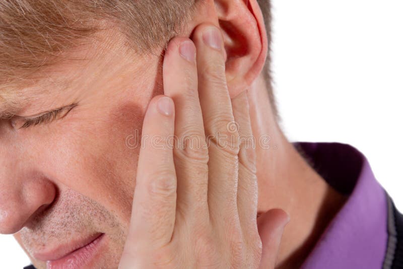 Mann hat ein wundes Ohr Mannleiden von den Ohrenschmerzen auf weißem Hintergrund lizenzfreies stockfoto Mann hat ein wundes Ohr Mannleiden von den Ohrenschmerzen auf weißem Hintergrund lizenzfreies stockfoto