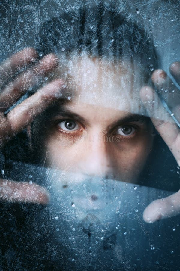 Mann Hinter Einem Gefrorenen Fenster, Der Auf Hilfe Wartet