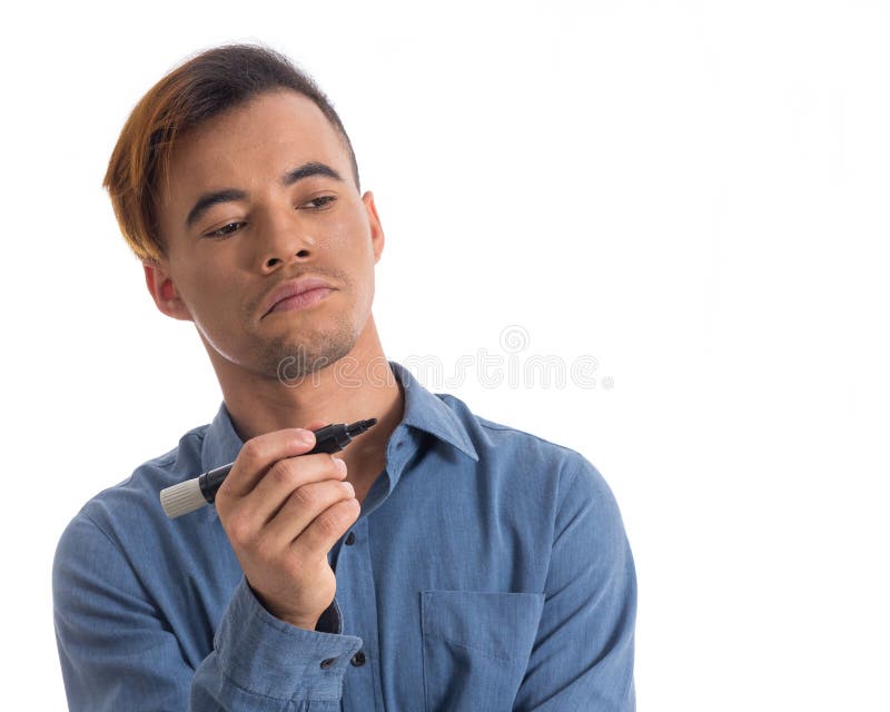 Mann hält dauerhafte Markierung Schwarzer junger Mann trägt blaues Sozialsh stockfoto