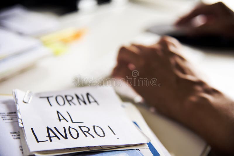 Mann im Büro und Text zurück zu Arbeit auf italienisch stockbilder Mann im Büro und Text zurück zu Arbeit auf italienisch stockbilder