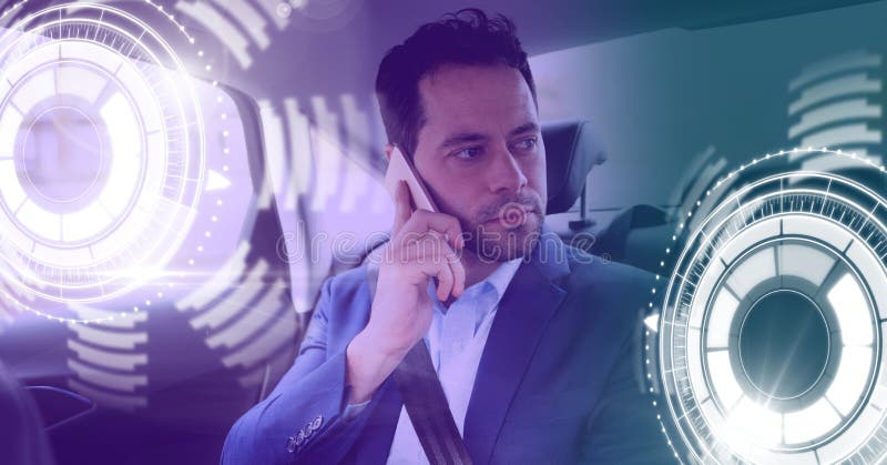 Mann im driverless autonomen Auto mit Köpfen zeigen oben Schnittstelle an stockbild Mann im driverless autonomen Auto mit Köpfen zeigen oben Schnittstelle an stockbild