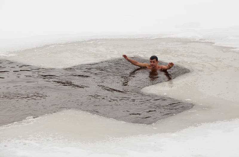 Mann im eiskalten Wasser stockfotos Mann im eiskalten Wasser stockfotos