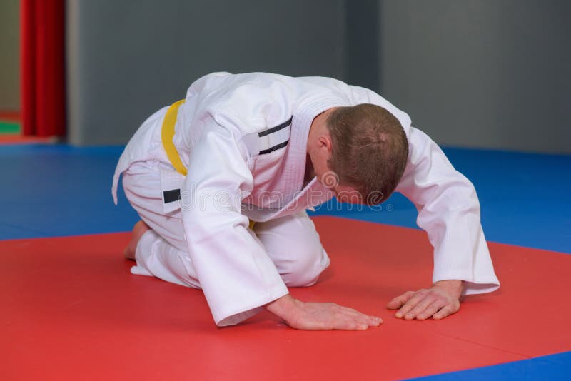 Mann im Kimono in gebeugter Position auf Boden stockbilder Mann im Kimono in gebeugter Position auf Boden stockbilder