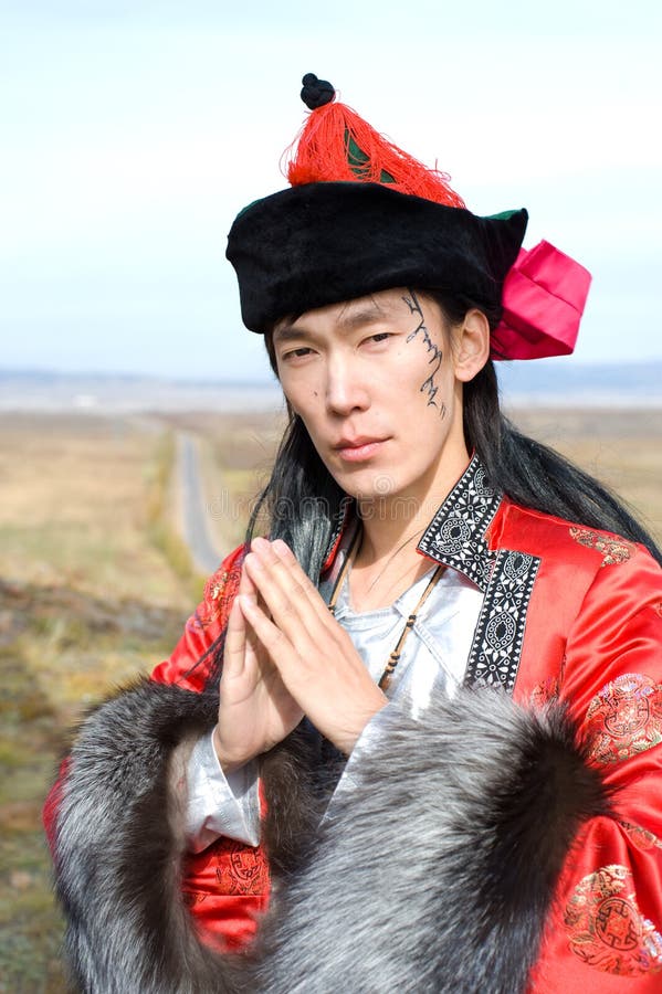 Mann im mongolischen Kostüm lizenzfreie stockfotografie Mann im mongolischen Kostüm lizenzfreie stockfotografie