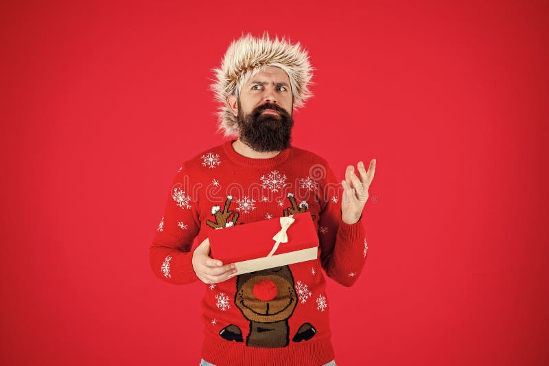 Mann im Neujahr. Mann halten Feiertagshaus Geschenk Santa isoliert auf rot. Weihnachtsgeschenk. Weihnachten lizenzfreie stockfotos