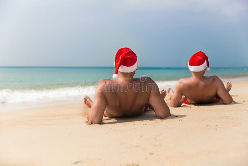 Mann im Weihnachtsroten Hut auf tropischem Seestrand stockbild Mann im Weihnachtsroten Hut auf tropischem Seestrand stockbild
