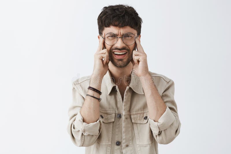 Mann kann nicht sehen, was geschrieben mit den kleinen Buchstaben, die beim Tragen von den Gläsern halten Finger nahe Augen, um A stockfotografie