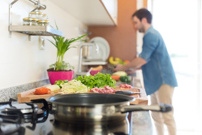 Mann-Kochen stockfotografie Mann-Kochen stockfotografie