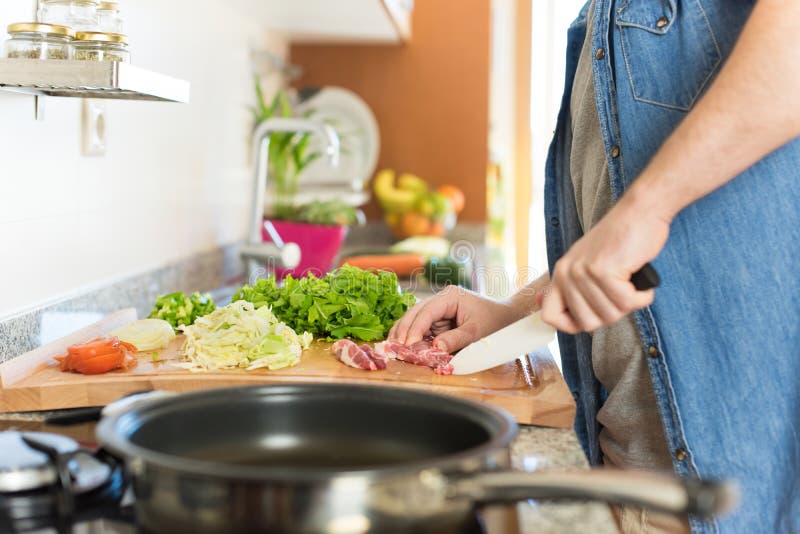 Mann-Kochen lizenzfreie stockbilder Mann-Kochen lizenzfreie stockbilder
