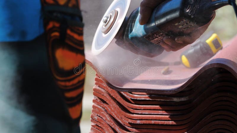 Mann Kreissäge, dass Sägen planen Gesamtl?nge auf Lager Reparatur des Dachs des Schiefers Rundschreiben sah in den Händen des Erb lizenzfreies stockfoto Mann Kreissäge, dass Sägen planen Gesamtl?nge auf Lager Reparatur des Dachs des Schiefers Rundschreiben sah in den Händen des Erb lizenzfreies stockfoto