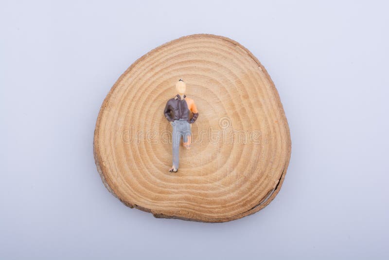 Mann mit dem verkrüppelten Bein auf einem hölzernen Klotz schnitt in runde Stücke stockbilder Mann mit dem verkrüppelten Bein auf einem hölzernen Klotz schnitt in runde Stücke stockbilder