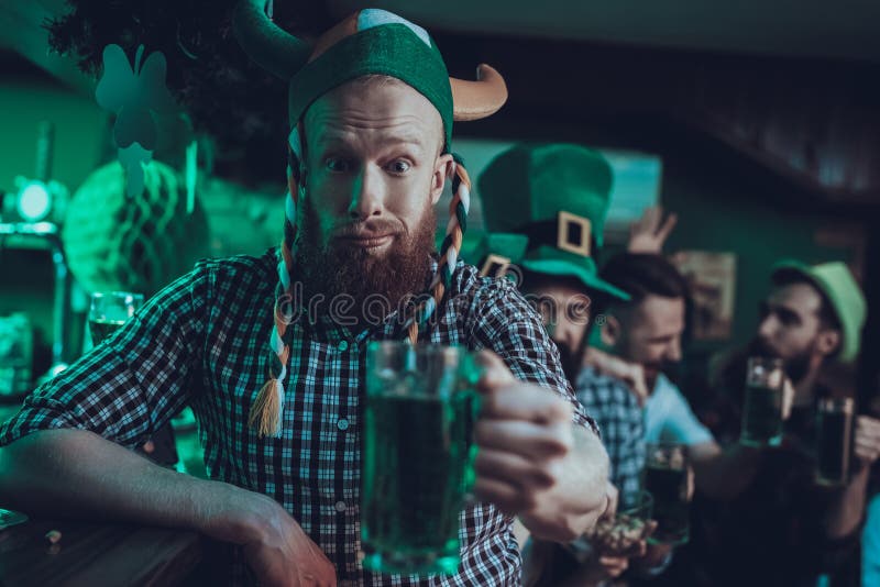 Mann mit den Freunden, die eines St Patrick Tag feiern stockbild Mann mit den Freunden, die eines St Patrick Tag feiern stockbild
