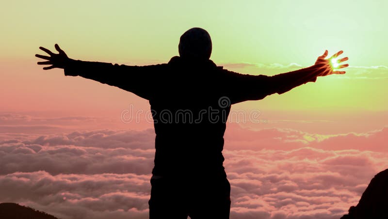 Mann mit den offenen Armen vor Himmel