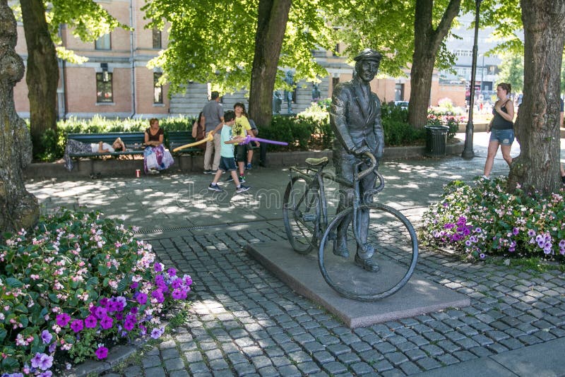 Mann mit einem Fahrrad stockfotos Mann mit einem Fahrrad stockfotos