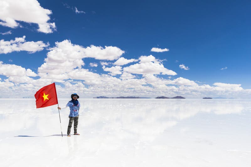 Mann mit Flagge in Salar de Uyuni, Bolivien stockbilder Mann mit Flagge in Salar de Uyuni, Bolivien stockbilder