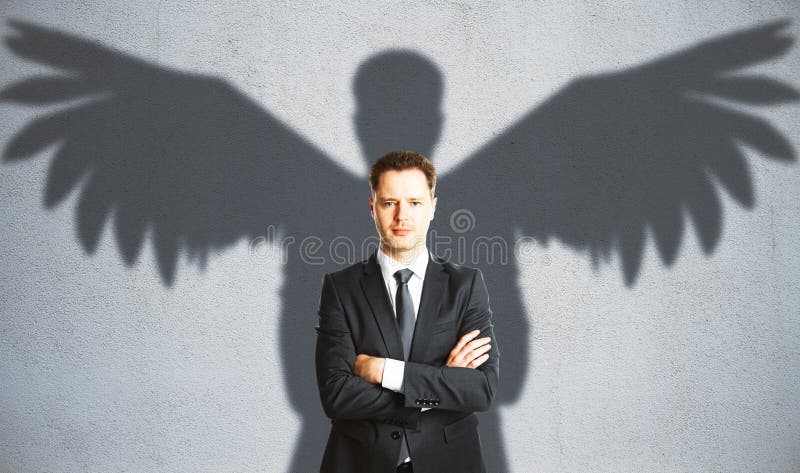 Mann mit geflügeltem Schatten lizenzfreie stockfotografie Mann mit geflügeltem Schatten lizenzfreie stockfotografie