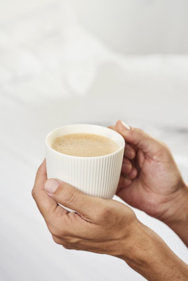 Mann mit Kaffee im Schlafzimmer stockbild Mann mit Kaffee im Schlafzimmer stockbild