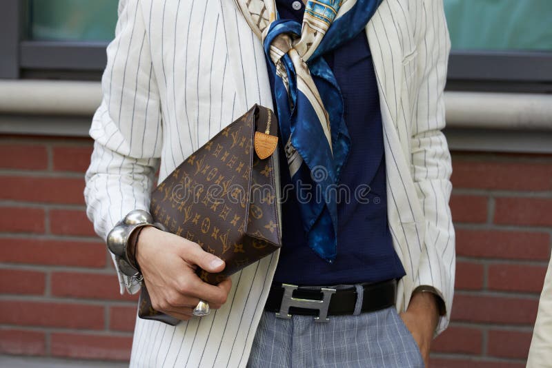 Frau Mit Louis Vuitton Tasche Mit Goldener Kette Und Weißen Jacke Vor  Emporio Armani Mode Redaktionelles Bild - Bild von zubehör, illustrativ:  194222960