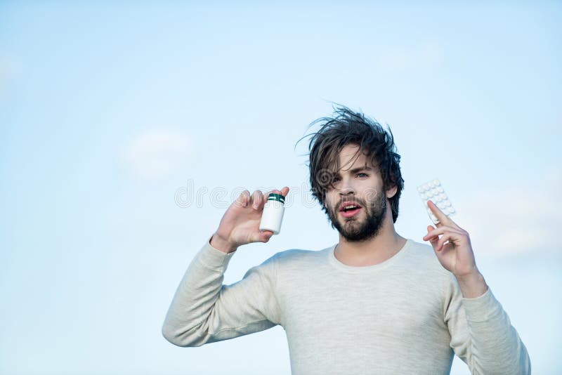Mann mit Pillen im Glas und in der Blisterpackung stockbild Mann mit Pillen im Glas und in der Blisterpackung stockbild