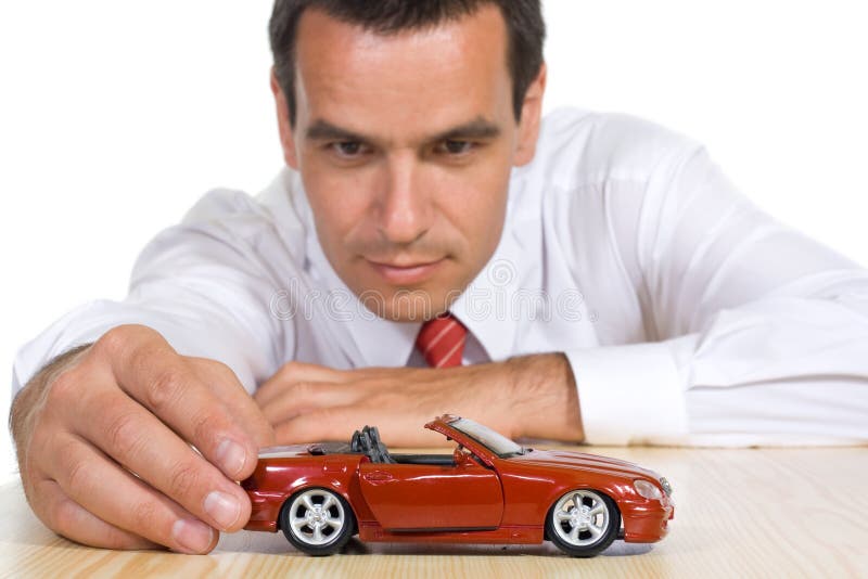 Mann mit rotem Spielzeugauto