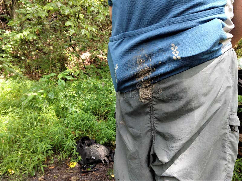 Mann mit Schlammstreifen auf Rücken und Boden stockfotografie Mann mit Schlammstreifen auf Rücken und Boden stockfotografie