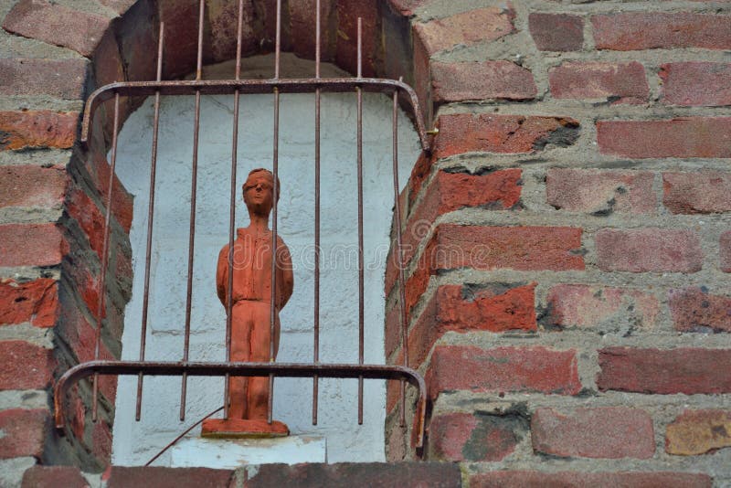Mann mit verbundenen Augen hinter Gittern stockfoto Mann mit verbundenen Augen hinter Gittern stockfoto