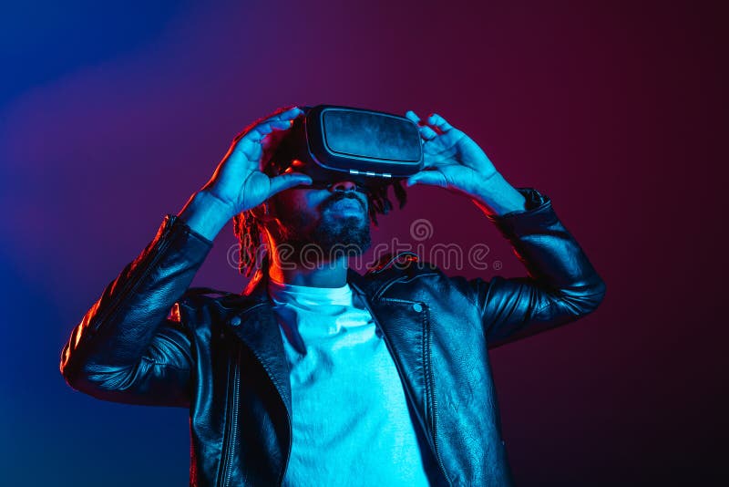 Mann mit vr Brille sieht eine 3D-Szene stockfoto
