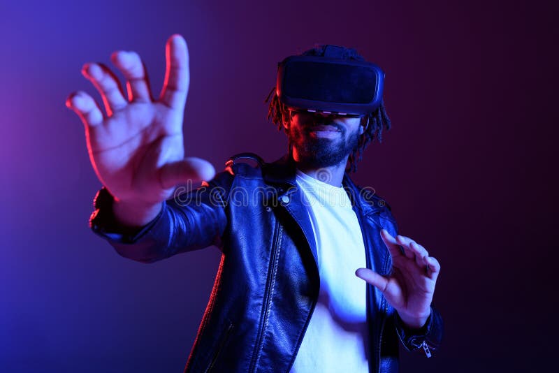 Mann mit vr Brille sieht etwas im futuristischen Metaverse lizenzfreie stockfotos