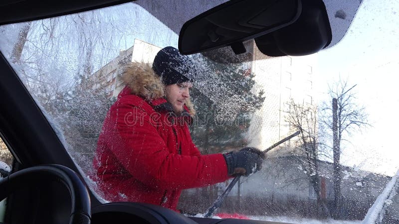 Mann Reinigt Auto Wischer Von Eis Stock Footage - Video von glas,  transport: 225180070