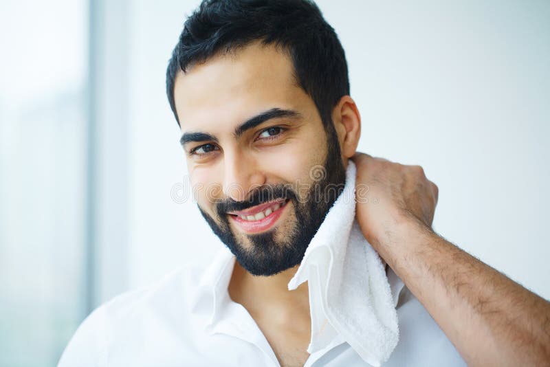 Mann-Reinigungs-Gesichts-Haut mit weißem Tuch lizenzfreie stockfotografie Mann-Reinigungs-Gesichts-Haut mit weißem Tuch lizenzfreie stockfotografie