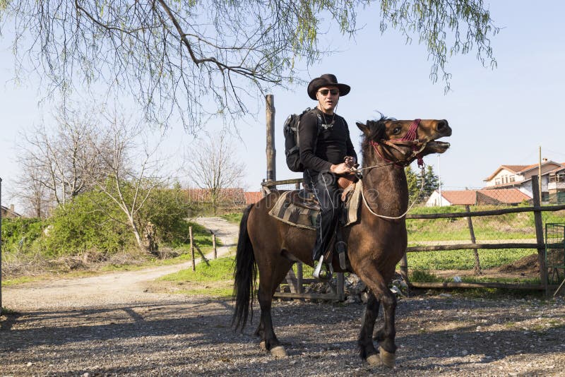 Mann reitet ein Pferd stockfoto. Bild von cowboy, stallion - 88666210