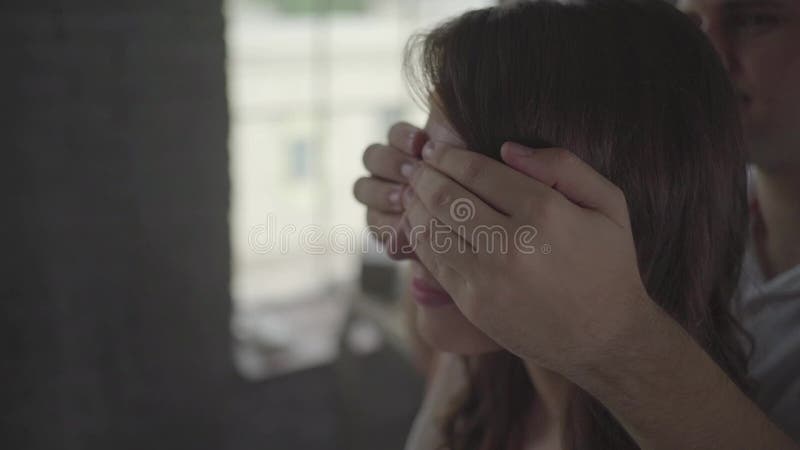 Mann Schliesst Seins Ist Freundin S Augen Zum Von Uberraschung Zu Machen Stock Footage Video Von Uberraschung Mann 86419470