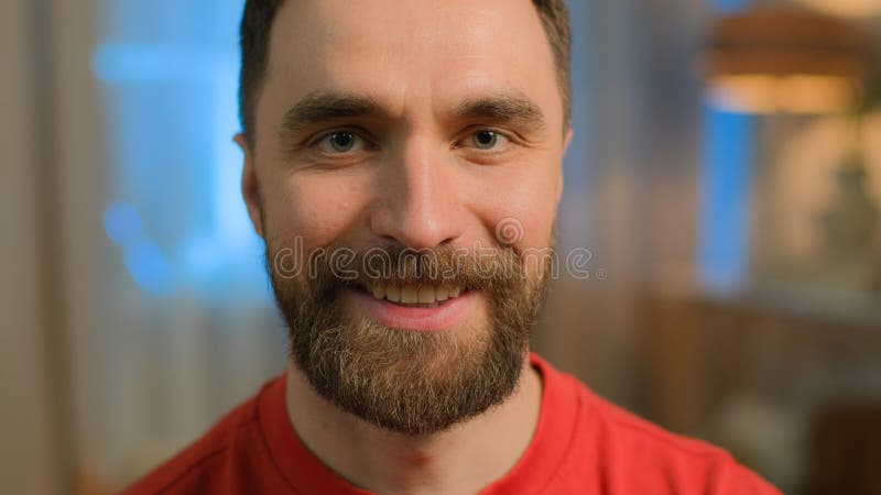 Mann schließen männliche Erwachsene Kaukasier fröhliche fröhliche Gefühle männlicher Mann Vater Ehemann Hausbesitzer Geschäftsmann lizenzfreies stockbild